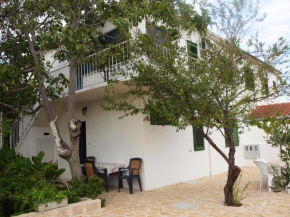 2 bedrooms appartement at Slatine 250 m away from the beach with enclosed garden and wifi